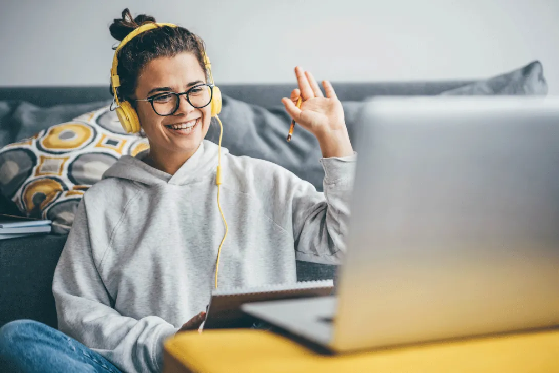 Una estudiante participa en una clase online desde su casa.